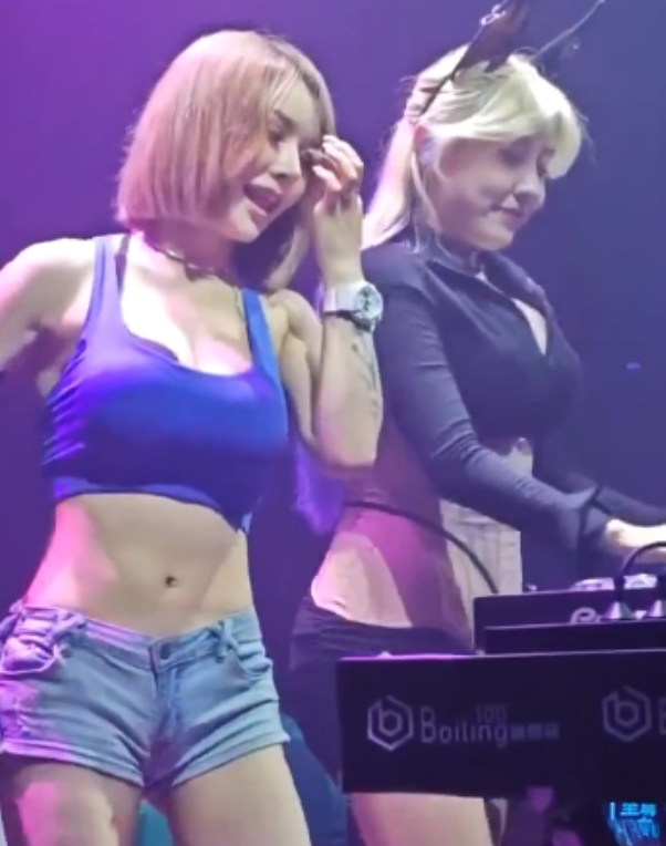 DJ热舞翘臀黑丝熟女最新合集1347V15.08G，广场舞素人露脸