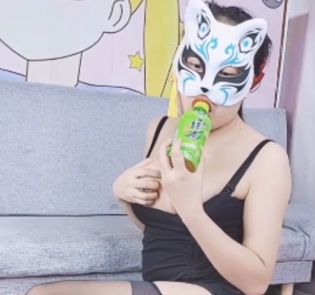 转载搬运百度盘丝袜傻女最新合集1V1.2G，隔着丝袜，榨汁护士