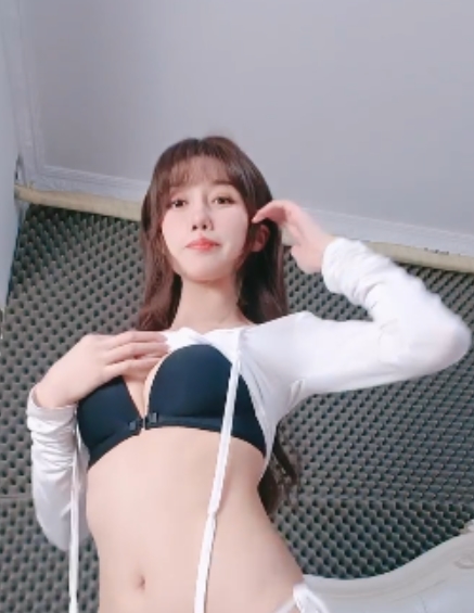 高颜值主播百度盘绝美一线天大罩杯翘臀合集2V3.91G，跳弹放飞自我