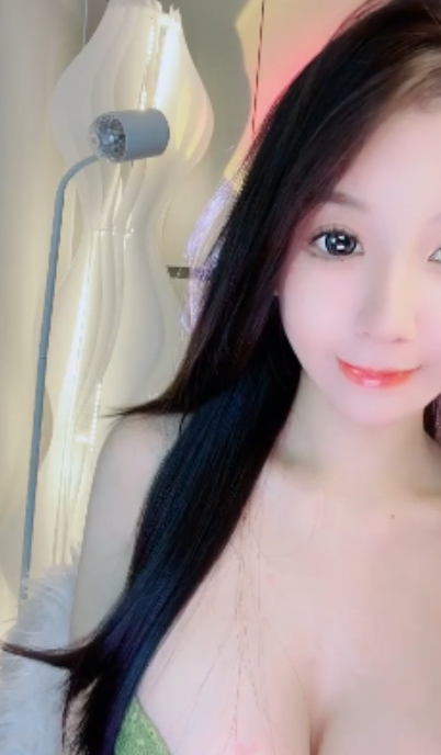 转载百度盘高清女神薇薇安大罩杯合集2V1.21G，双道具甩动无打码