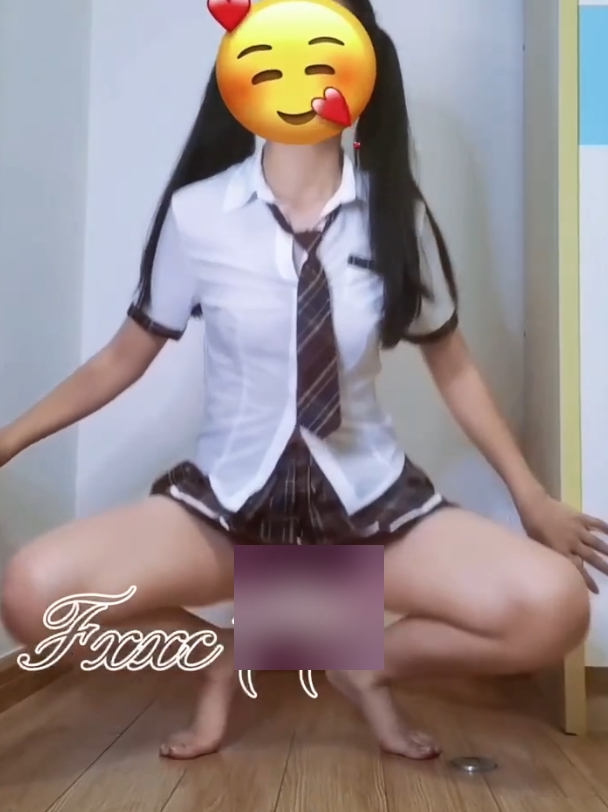 户外指教小狗精彩合集28V872M，马路中央展示，解压需改后缀为7z