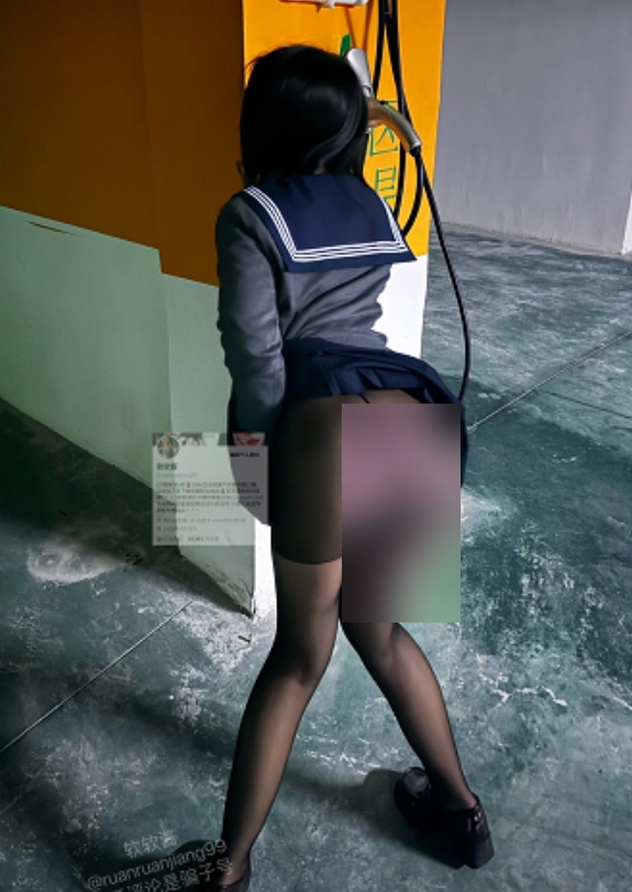 转载搬运百度盘福利姬顶级光阴软软酱私拍户外展示合集160V1.86G，四人游精彩内容