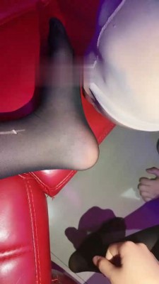 KTV舔脚鬼鬼最新合集31M31S，服务员伺候