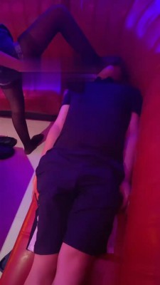 KTV舔脚鬼鬼最新合集31M31S，服务员伺候