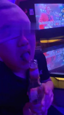 KTV舔脚鬼鬼最新合集31M31S，服务员伺候