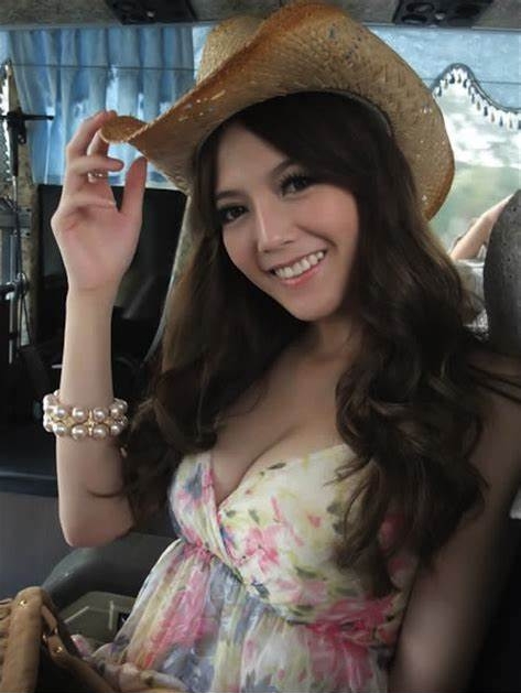 越南美国混血美女最新作品1V0.5G，魅力四送