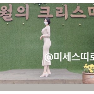 超优质Onlyfans大罩杯妻子mrsddirori福利合集14V8.08G，团建展示服装