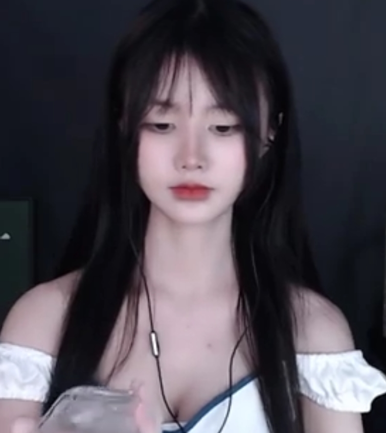 虎牙专业Coser甜美萌夏茉福利13V高清合集，助眠cosplay多变装扮