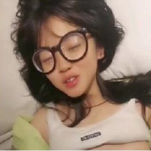 眼镜控反差婊最新合集9V3.5G，露脸短视频，只有两部正片