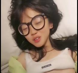 眼镜控反差婊最新合集9V3.5G，精彩露脸短视频