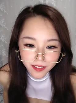 超S小平台主播眼镜妹朵儿最新合集2V2.6G，师傅眼神棒棒糖