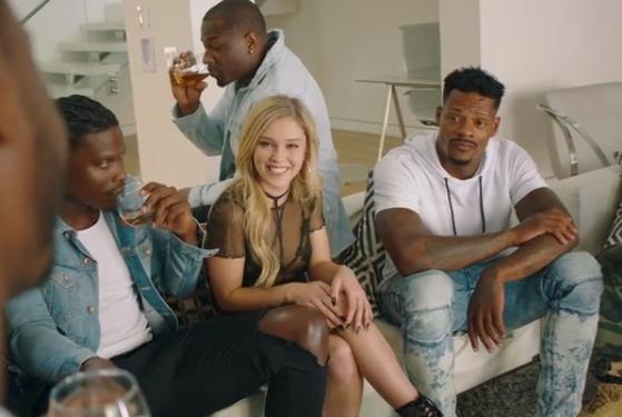 自由国KaliRose丝袜合集8部5小时，颜值超高，经典作品众多