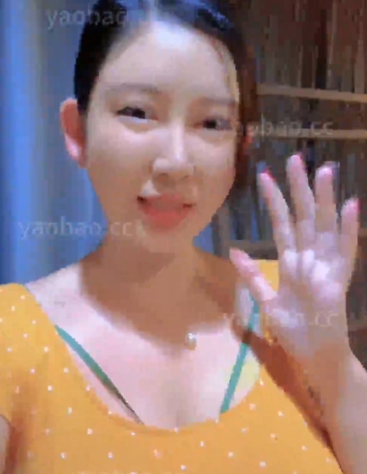 秀人网李雅车模浴室实录38.4G新增3V翘臀晃动