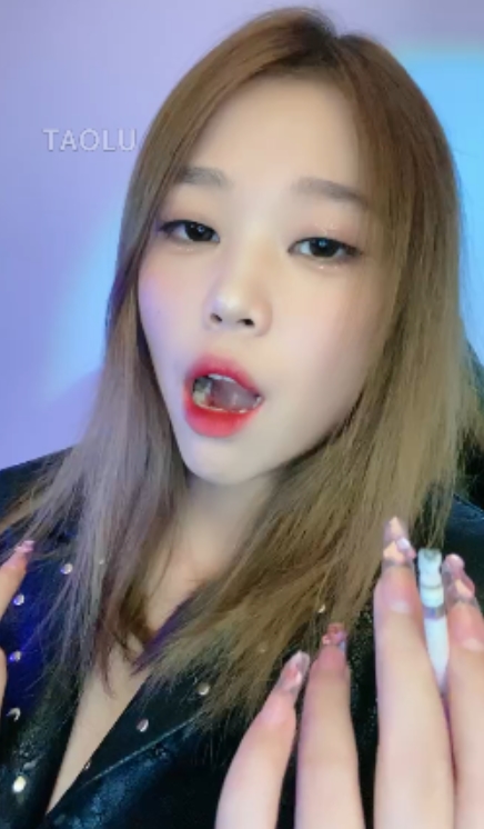 套路直播白桃腋下烟灰挑战1V350MB太会玩了