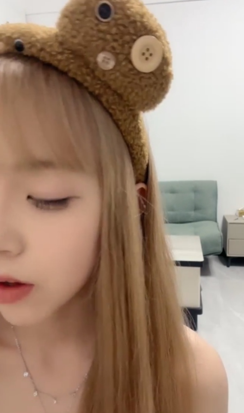 小奶昔推特太火辣放飞自我视频1部3.05G