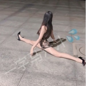 汁汁艺校舞蹈生户外私拍1V300M一字马惊艳四座