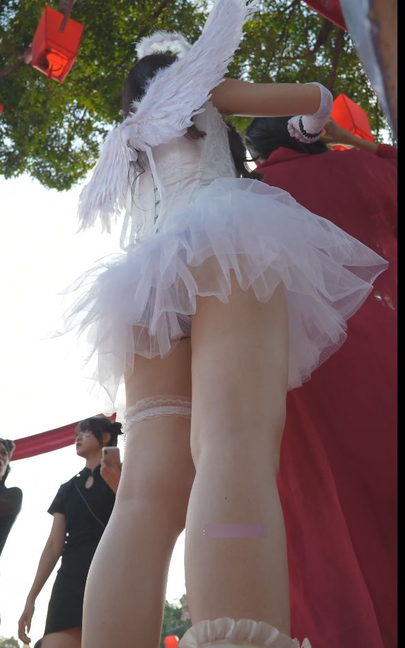 丰满蕾丝天使裙美女街拍低抄底1部393.7MB