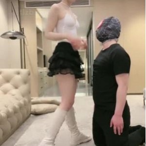 22V10.82G玩物晚晚私密视频合集曲线撩人