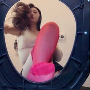 玩物直播娩娩婏婏香水马桶俯视1V400MB太带劲